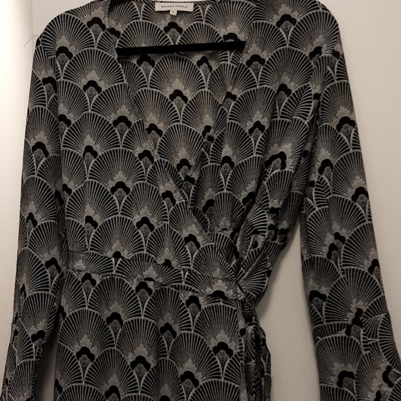 Crepe wrap dress with Art Deco fan print - Picture 2 of 8